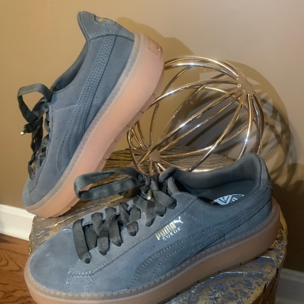 Used Pumas Tennis Shoes